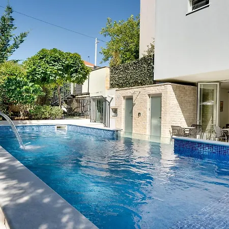 Spacious With Private Heated Pool, Diklo Apartament