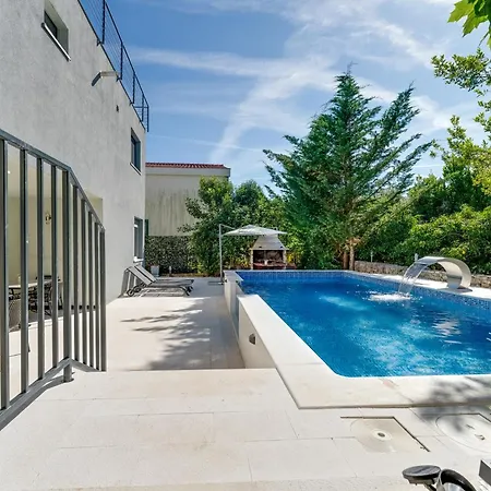 Spacious With Private Heated Pool, Diklo زادار