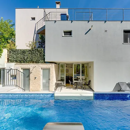 Spacious With Private Heated Pool, Diklo Apartament