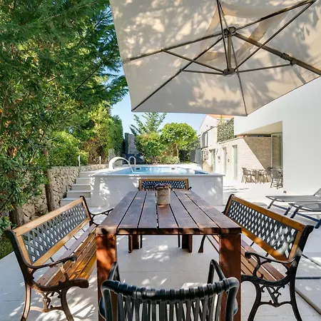 Apartament Spacious With Private Heated Pool, Diklo