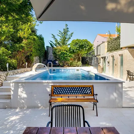 Spacious With Private Heated Pool, Diklo * زادار