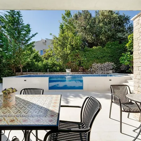 Apartament Spacious With Private Heated Pool, Diklo *