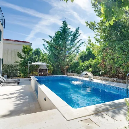 Spacious With Private Heated Pool, Diklo Apartament *