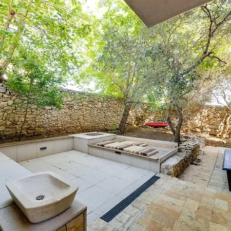 Spacious With Private Heated Pool, Diklo Apartament