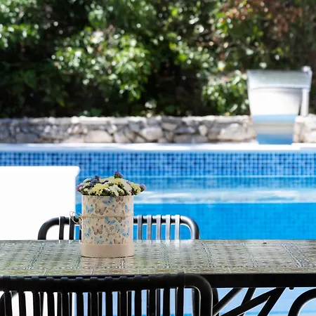 Spacious With Private Heated Pool, Diklo زادار