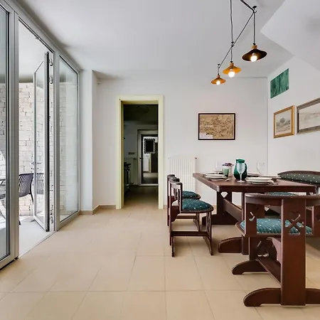 Spacious With Private Heated Pool, Diklo زادار
