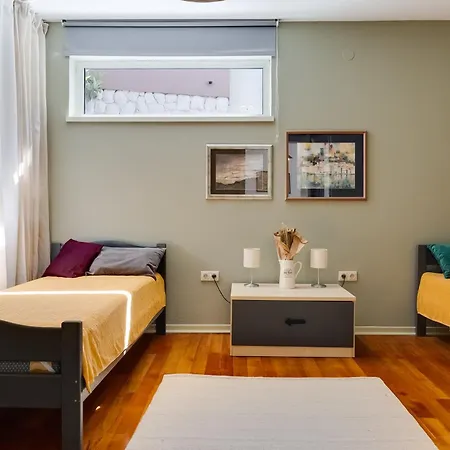 Spacious With Private Heated Pool, Diklo زادار