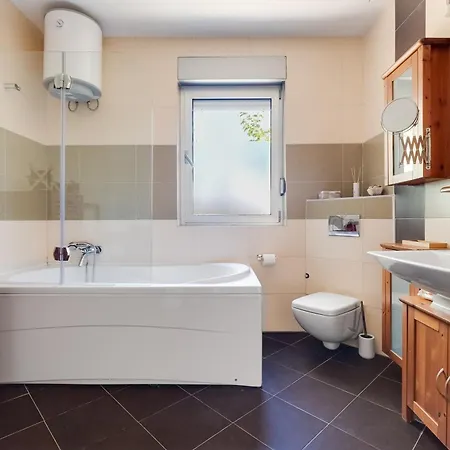Spacious With Private Heated Pool, Diklo زادار