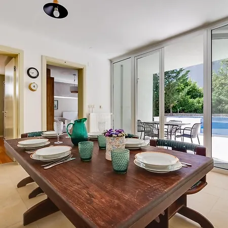 Spacious With Private Heated Pool, Diklo شقة
