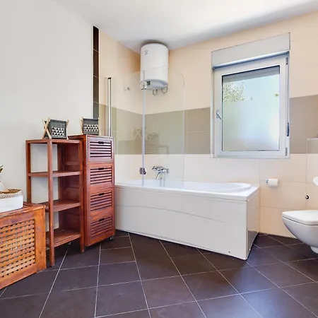 شقة Spacious With Private Heated Pool, Diklo